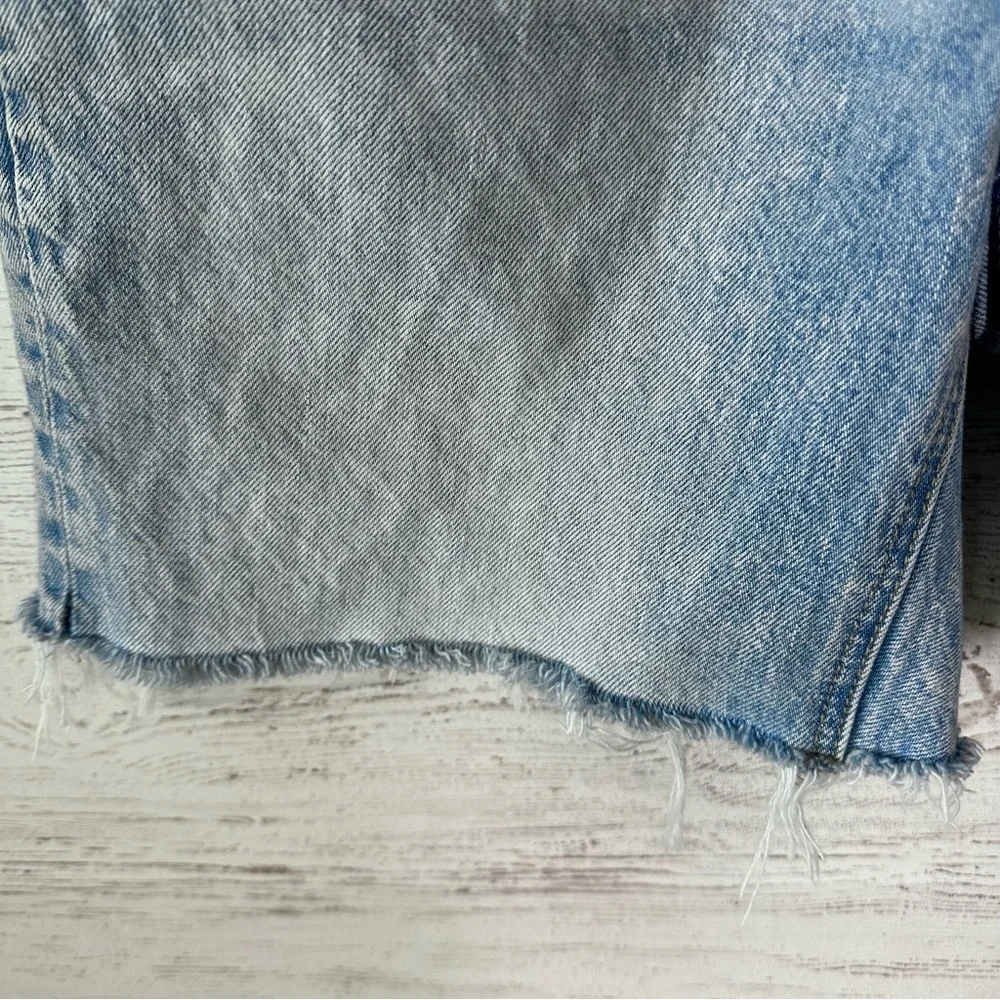 AMERICAN EAGLE Mom Jeans High Rise Cut Off Light Wash Denim Shorts 4
